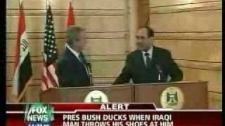 Zapatazo George W Bush Reportero Iraq [upl. by Buxton]