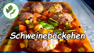 Geschmorte Schweinebäckchen in Rotweinsoße  Omas Rezept [upl. by Krik475]