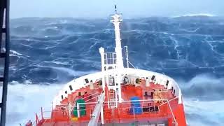 Impresionante Vídeo real Barco en mitad de una tormenta [upl. by Nivart]