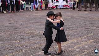 NIÑOS BAILANDO TANGO  SARANDÍ GRANDE [upl. by Lipsey102]