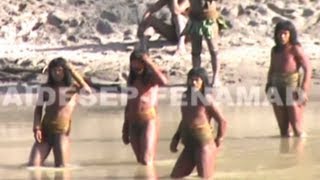 Lost Peruvian tribe make first contact [upl. by Henryetta]